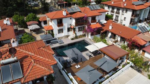 an aerial view of a house with a swimming pool at Tomsan Villas Akyaka in Akyaka