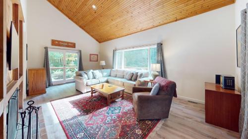 sala de estar con sofá y mesa en The Maple Leaf home en Killington
