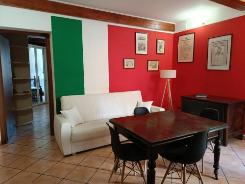a living room with a couch and a table at Dimora Garibaldina in Mentana