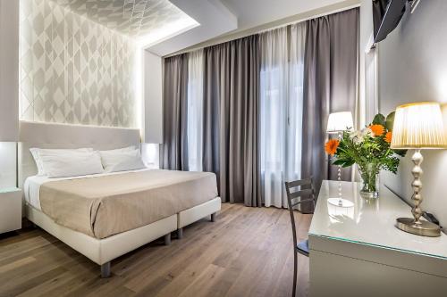 een hotelkamer met een bed en een bureau bij Agriturismo S. Angelo in Campagna