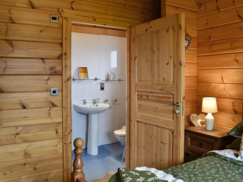 a bathroom with a sink and a toilet at Bank End Lodge in Carlton