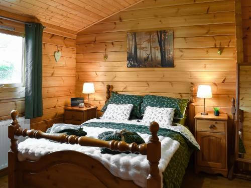 - une chambre avec un lit dans une cabane en rondins dans l'établissement Bank End Lodge, à Carlton