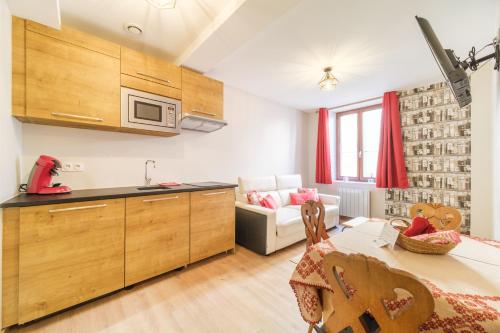 une cuisine et un salon avec une table et un canapé dans l'établissement Le Cœur de Theinheim, à Colmar
