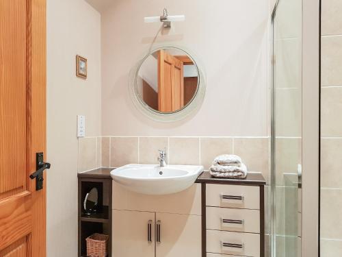 a bathroom with a sink and a mirror at Kilduncan Barn in Kingsbarns