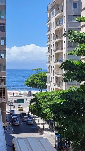 uma vista para o oceano a partir de um edifício em Real Apartments 402 - Amplo e completo 4 quartos em Copacabana no Rio de Janeiro