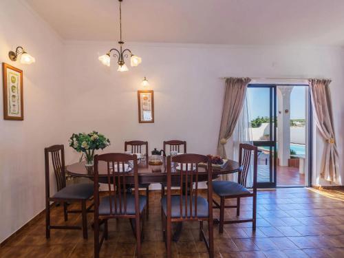 a dining room with a wooden table and chairs at Casa Margarita in Altura
