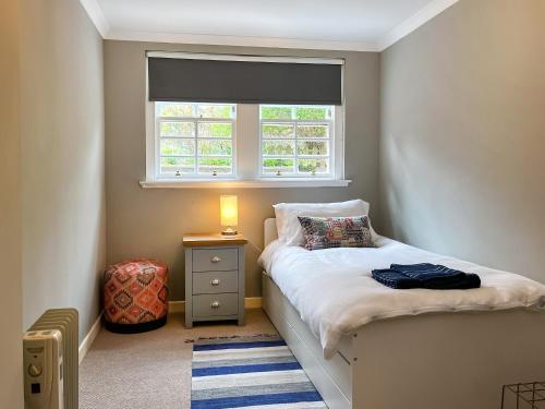 um pequeno quarto com uma cama e uma janela em Rennie House em East Linton