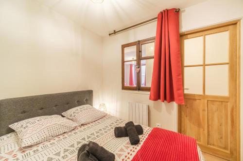 - une chambre avec un lit doté d'un rideau rouge et d'une fenêtre dans l'établissement Le Cœur de Theinheim, à Colmar