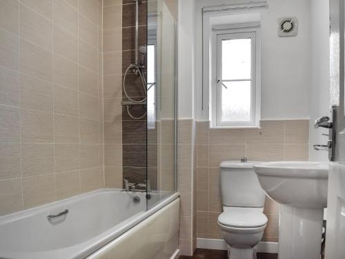 a bathroom with a tub and a toilet and a sink at Gadebridge in Thornaby on Tees