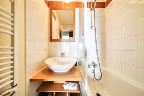 y baño con lavabo y bañera. en Résidence Plagne Lauze - maeva Home - Appartement 2 pièces 5 personnes - S 524 en Mâcot La Plagne