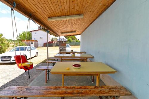 Une rangée de tables de pique-nique avec une voiture en arrière-plan dans l'établissement Ferienwohnung für 3 Personen ca 30 qm in Fažana-Surida, Istrien Istrische Riviera - b62503, à Štinjan