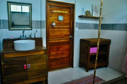 Łazienka z umywalką i drewnianymi drzwiami w obiekcie Camping Babsita w mieście Tuba Creek