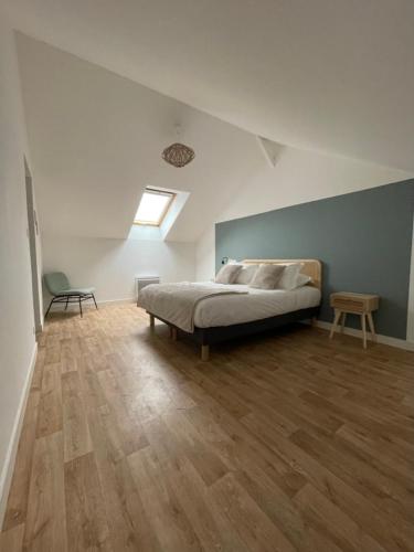 - une chambre avec un lit dans un dortoir doté de parquet dans l'établissement Ducey Appart'Hôtel - Les Rivières, à Ducey