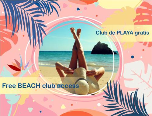 プンタ・カナにあるCARAIBICO STUDIOS Beach Club & Poolの浜辺に横たわる女