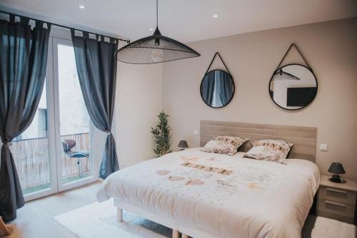 1 dormitorio con 1 cama grande y balcón en Splendide appartement Cosy en Brioude