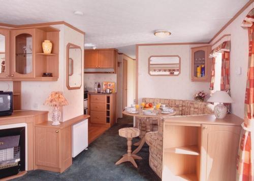 A kitchen or kitchenette at Kingfisher 