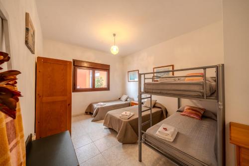 a room with two bunk beds and a couch at Gran Casa Terrera in Breña Alta