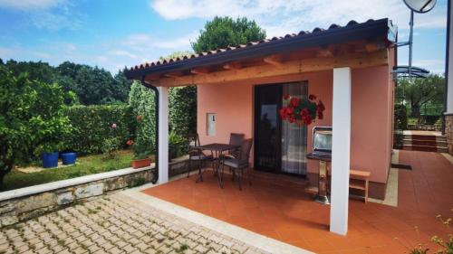 Gemütliches kleines Haus mit Klimaanlage, Wifi und entspannender Terrasse