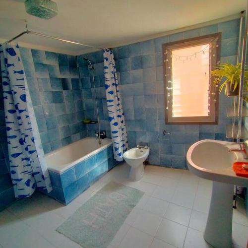 La salle de bains est pourvue d'une baignoire, de toilettes et d'un lavabo. dans l'établissement Traditional Spanish Town House, à Móra d'Ebre