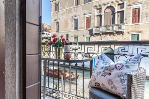 einen Balkon mit einem auf einem Geländer sitzenden Kissen in der Unterkunft Studio für 8 Personen ca 150 qm in Venedig, Adriaküste Italien Venedig und Umgebung in Venedig
