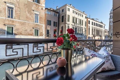 eine Vase mit Blumen auf dem Balkon in der Unterkunft Studio für 8 Personen ca 150 qm in Venedig, Adriaküste Italien Venedig und Umgebung in Venedig