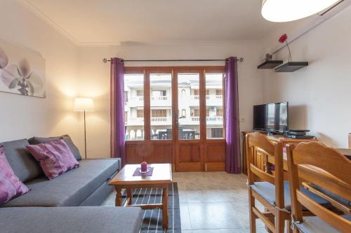 a living room with a couch and a tv at Appartement in Son Baulo mit Grill in Can Picafort