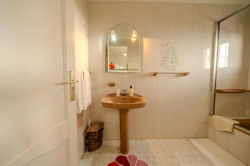 a bathroom with a sink and a shower at Gran Casa Terrera in Breña Alta