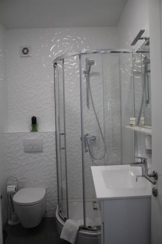 łazienka z prysznicem, toaletą i umywalką w obiekcie Apartment Villa Lumada with Pool w Novalji