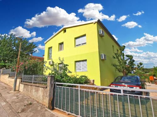 a yellow house with a car parked in front of it at Ferienwohnung für 3 Personen ca 36 qm in Pula-Fondole, Istrien Istrische Riviera in Pula