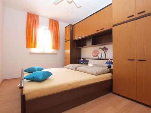a bedroom with a large bed with blue pillows at Ferienwohnung für 3 Personen ca 36 qm in Pula-Fondole, Istrien Istrische Riviera in Pula