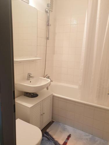 a bathroom with a sink and a toilet and a tub at Fehmarn-Sonne-Meer in Burgtiefe auf Fehmarn 