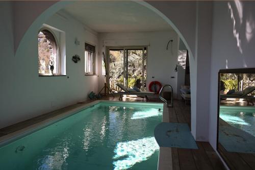 a swimming pool in a house with an archway at Aprisa Garden in Presa