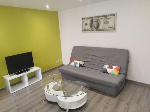 a living room with a couch and a dollar bill at Location saisonnière Cravant Deux Rivières 89460 in Cravant