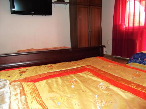 a bedroom with a bed with a wooden head board at Dworek w Zieleni in Warsaw