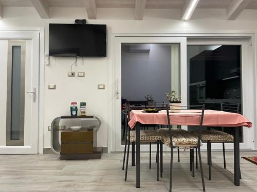 Baone的住宿－Rivad’Elsa，用餐室配有粉红色的桌子和椅子