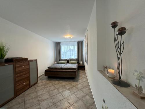 een woonkamer met een bed en een raam bij ELMIRA in Memmingen