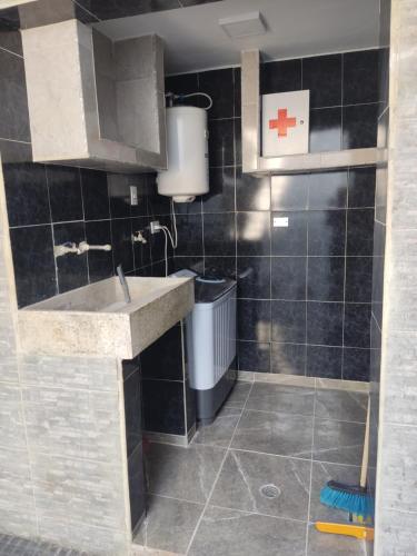 ein Bad mit einem Waschbecken und einem Spiegel in der Unterkunft Lo más cómodo en San Diego. in San Diego