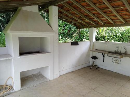 una cocina al aire libre con fregadero y mesa en Joanopolis Inn - Mantiqueira 1, en Joanópolis