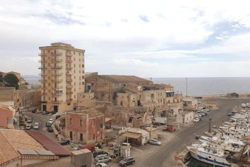 een stad met auto's geparkeerd op een parkeerplaats bij Il terrazzo sul porto in Sciacca