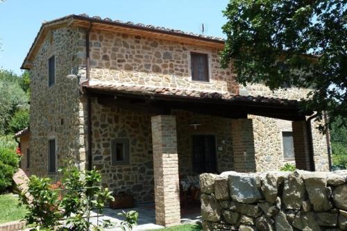 une maison en pierre avec un mur en pierre devant elle dans l'établissement Ferienhaus für 6 Personen ca 125 qm in Colle di Buggiano, Toskana Provinz Pistoia, à Massa e Cozzile
