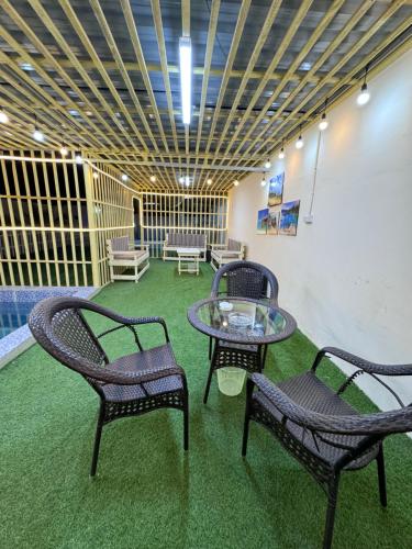 ハサブにあるاستراحة زمردةの椅子2脚、テーブル1台、ソファ1台が備わる客室です。