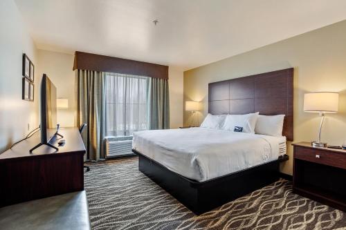 A bed or beds in a room at Cobblestone Hotel & Suites - Rhinelander