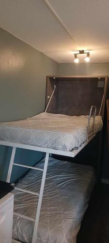 Ce lit superposé se trouve dans une petite chambre avec un matelas. dans l'établissement Appartement 