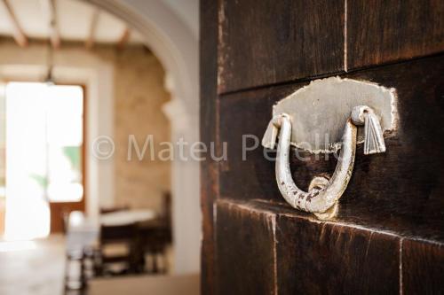 une paire de fers à cheval fixés à un mur de briques dans l'établissement Ferienhaus in Santa Margalida mit Kleinem Pool, à Santa Margalida