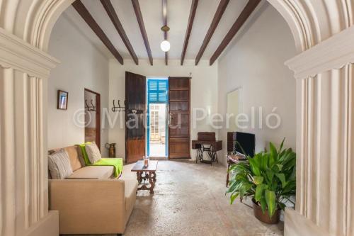 un salon avec un canapé et une table dans l'établissement Ferienhaus in Santa Margalida mit Kleinem Pool, à Santa Margalida