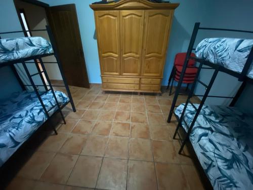 Zimmer mit 2 Etagenbetten und einem Schrank in der Unterkunft FINCA EL CERRO in La Solana