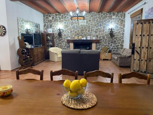 einen Tisch mit einer Obstschale darauf im Wohnzimmer in der Unterkunft FINCA EL CERRO in La Solana