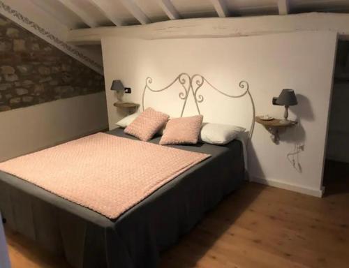 um quarto com uma cama grande e 2 almofadas em Ca’ d’Irene em Bagnone