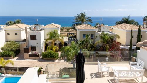 desde el balcón de una casa con vistas al océano en WealthyStays: Sunset Villa en Paralimni