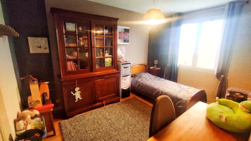 un piccolo soggiorno con tavolo e sala da pranzo di Maison de famille a Benet